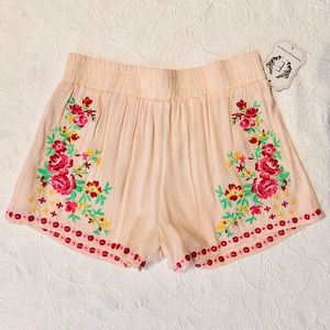 NWT 🌸 Floral Embroidered Shorts